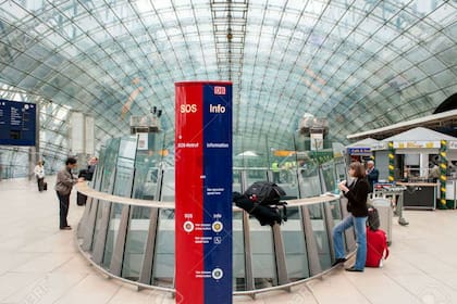 Los tótem digitales que se encuentran en todas las estaciones de tren de Berlín podrían llegar a la red porteña de subte