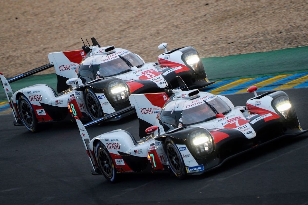 Los Toyota en la pelea en Le Mans: Pechito López (7) y Fernando Alonso (8)