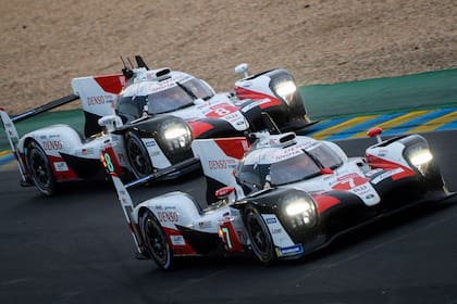 Los Toyota en la pelea en Le Mans: Pechito López (7) y Fernando Alonso (8)