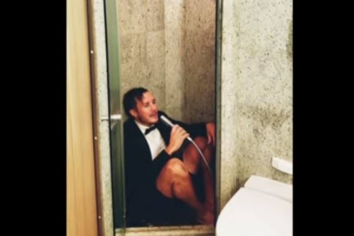 Los trabajadores "atrapados" en los barcos, como el cantante Ryan Driscoll, sufren el encierro que les produce situaciones de angustia y desesperanza