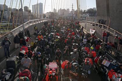 Los trabajadores brasileños de entrega de Uber Eats y otras aplicaciones de entrega protestan como parte de una huelga para exigir mejores salarios y condiciones de trabajo, en medio del brote de la enfermedad del coronavirus (COVID-19), en San Pablo