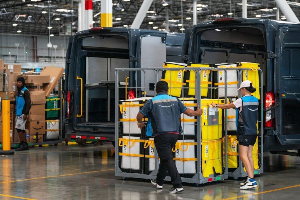 Los trabajadores de Amazon recibirán aumentos de salarios y otros beneficios