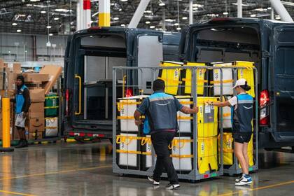 Los trabajadores de Amazon recibirán aumentos de salarios y otros beneficios