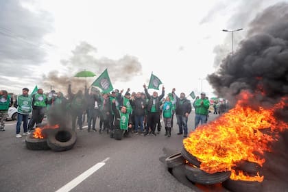 Los trabajadores de ATE quemaron neumáticos