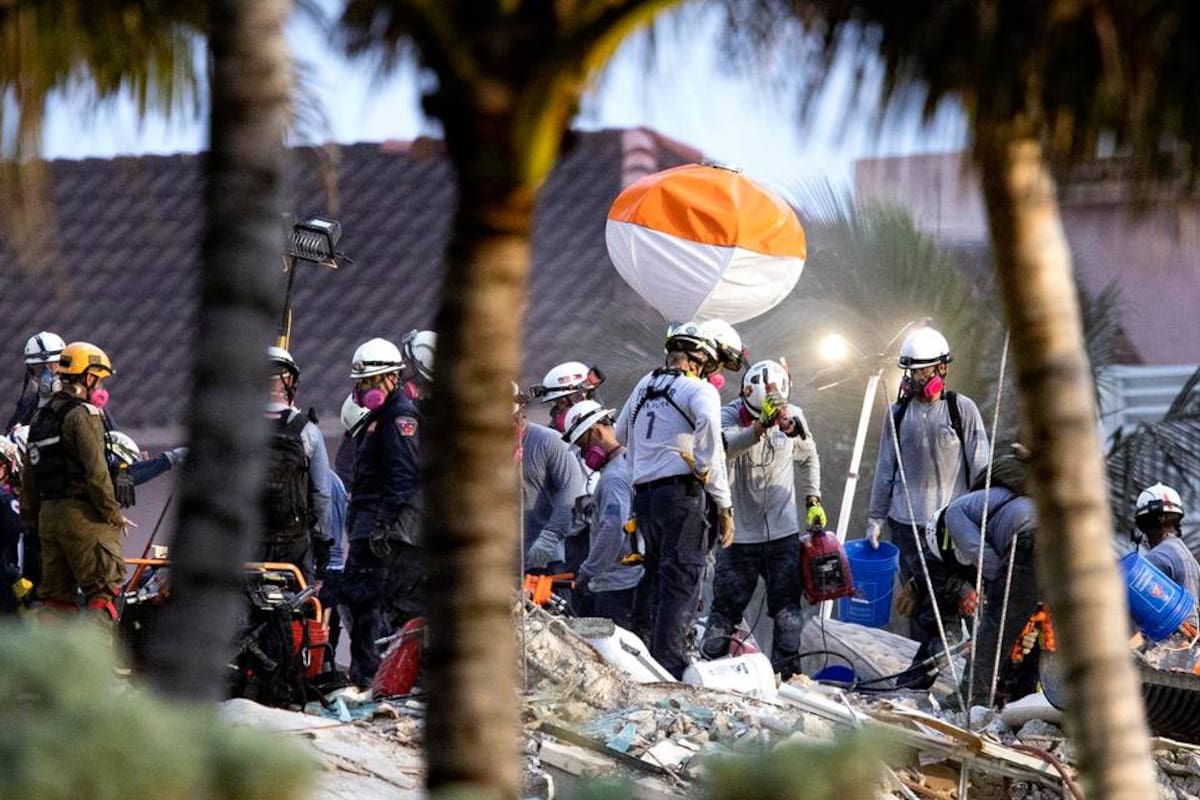 Los trabajadores de búsqueda y rescate buscan sobrevivientes entre los escombros en el sitio del derrumbe del edificio Champlain Towers South Condo en Surfside el miércoles