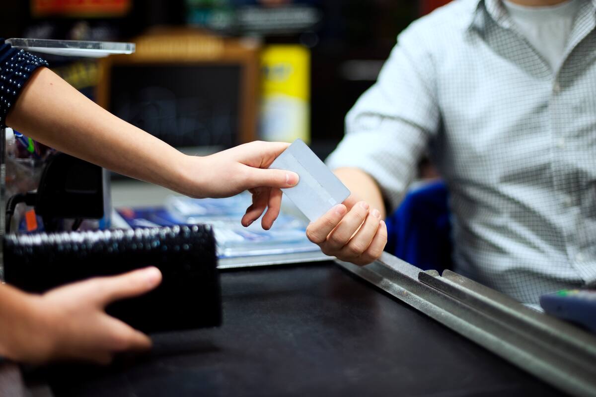 Los trabajadores de comercio reciben medio aguinaldo en junio