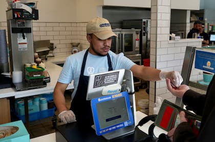 Los trabajadores de comida rápida en California ya ganan al menos 20 dólares así que no serán comprendidos por la normativa. (AP Foto/Terry Chea)