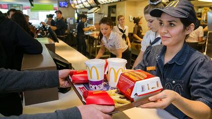 Los trabajadores de comidas rápidas reciben un incremento en abril