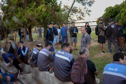 Los trabajadores de Fate llegaron a las 6 de la mañana para cumplir con la conciliación obligatoria dispuesta por el Gobierno