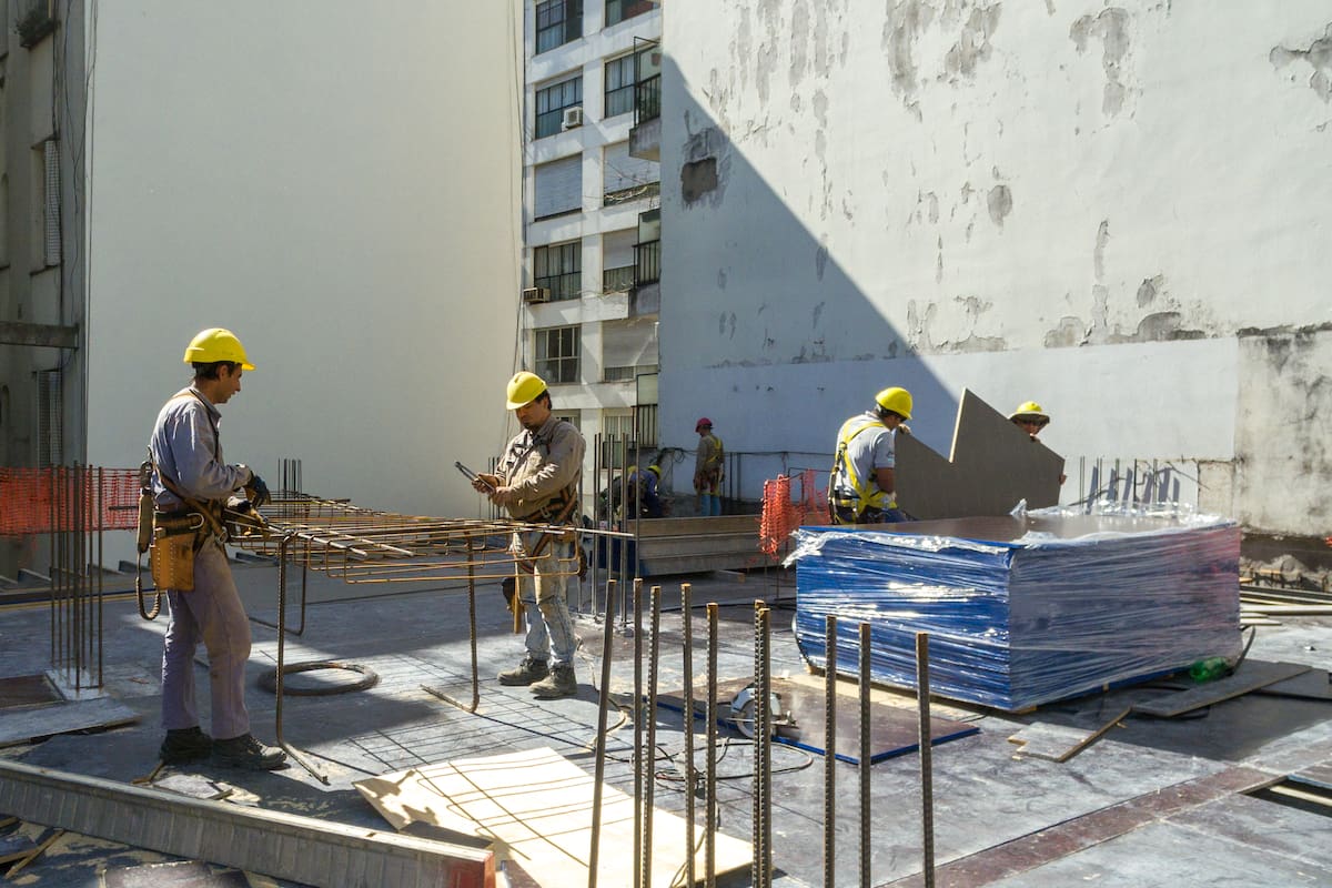 Los trabajadores de la construcción reciben un aumento en diciembre y un bono de fin de año
