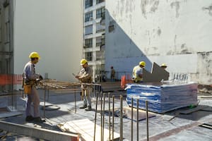 Los trabajadores de la construcción reciben un aumento en diciembre y un bono de fin de año
