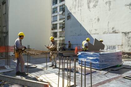 Los trabajadores de la construcción reciben un aumento en diciembre y un bono de fin de año
