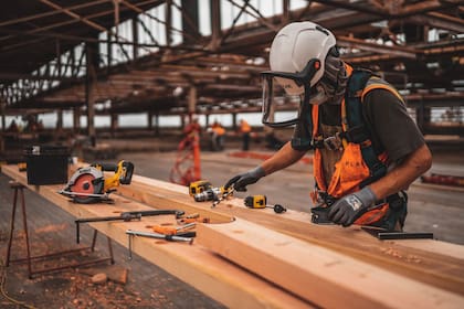 Los trabajadores de la construcción se encuentran entre los trabajadores más comúnmente clasificados erróneamente