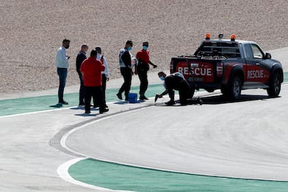 Los trabajadores de la pista trabajan en una sección de la pista antes de la clasificación para el Gran Premio de Portugal de Fórmula Uno en el Circuito Internacional del Algarve en Portimao, Portugal