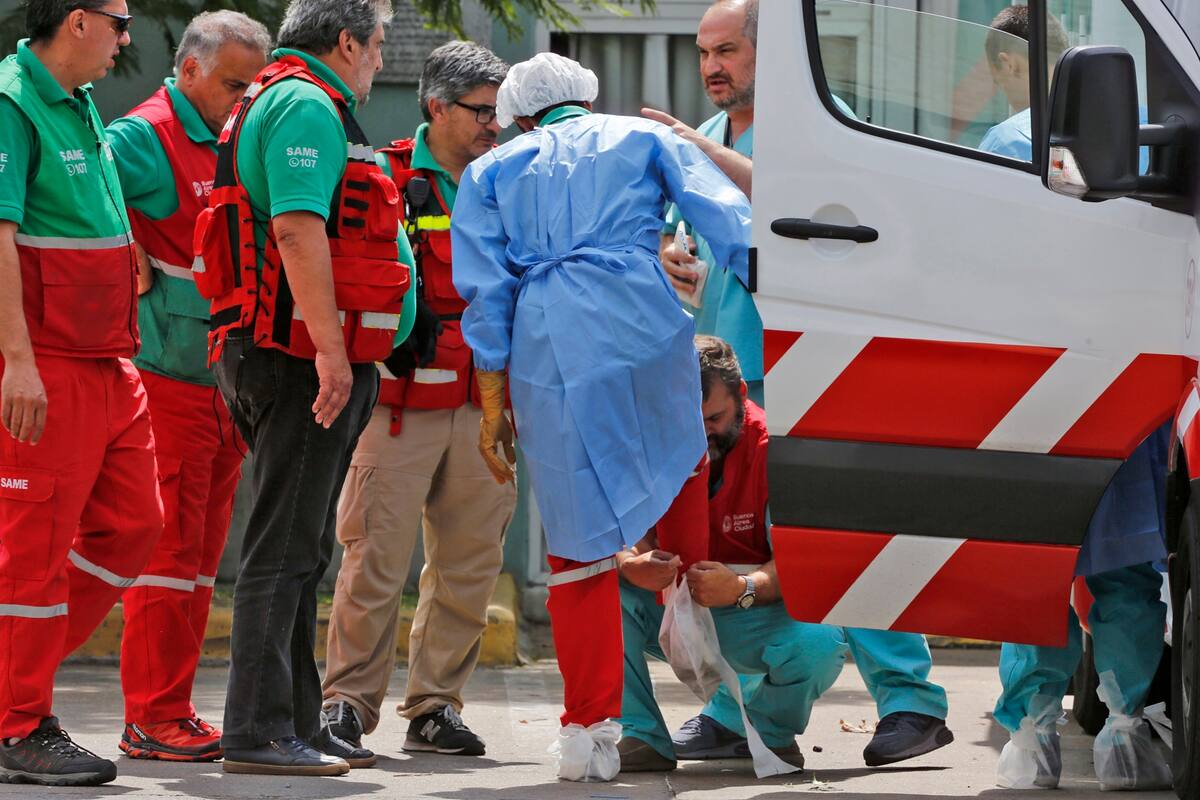 Los trabajadores de la salud actúan durante las 24 horas