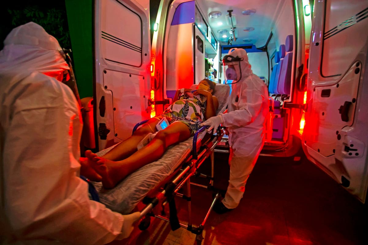 Los trabajadores de la Secretaría Especial de Salud Indígena transfieren a Janete Vasconcelos da Silva, de 19 años, una mujer indígena de la tribu Tupinamba y con 8 meses de embarazo y que ha sido diagnosticada con el nuevo coronavirus, COVID-19, la llevan a una ambulancia para llevarla a un hospita