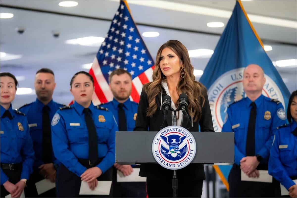 Los trabajadores de la TSA, que dependen del DHS de Noem, trabajan con sus sueldos suspendidos mientras los legisladores llegan a un acuerdo
