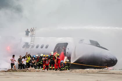 Los trabajadores de rescate participan en un simulacro de respuesta de emergencia en la ciudad de Nuevo Taipei el 14 de julio de 2022.