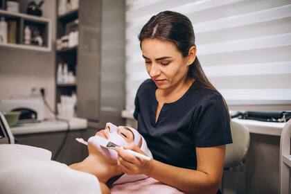Los trabajadores de sectores como la cosmetología deberán presentar documentos oficiales, como pasaportes o permisos de trabajo, para poder obtener o renovar sus credenciales