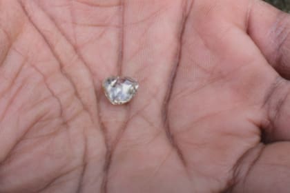 Los trabajadores de Sierra Leona buscan encontrar diamantes entre miles de piedras