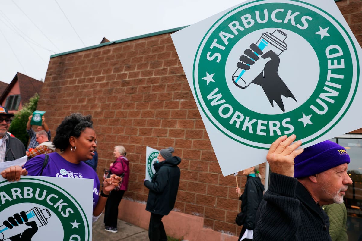 Los trabajadores de Starbucks realizan una manifestación el 5 de octubre de 2022 en la ciudad de Nueva York