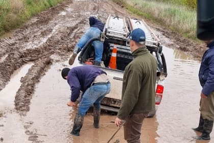Los trabajadores de una empresa eléctrica atascados en el barro