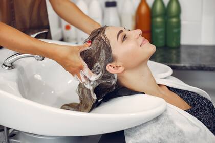 Los trabajadores dedicados al lavado de cabello registraron el sueldo promedio anual más bajo, con US$31.980