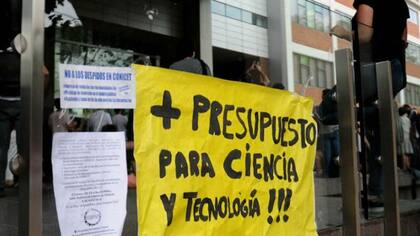 Los trabajadores del Conicet se reunirán con el ministro Barañao y marcharán hacia la entidad estatal en reclamo de la reincorporación de 500 trabajadores