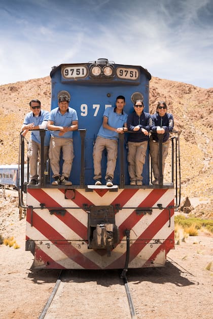 Los trabajadores del tren en la locomotora, orgullosos de ser parte de este ícono en funcionamiento.