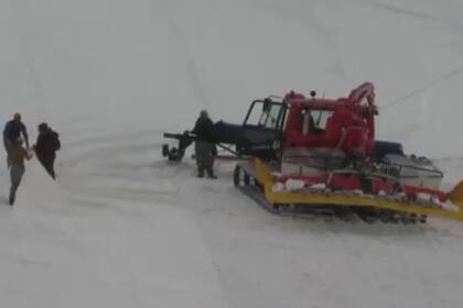 Los trabajadores demoran seis días en desplegar lonas en 100000 m2 a lo largo del glaciar Presena.