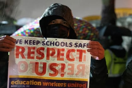 Los trabajadores escolares de Los Ángeles realizarán una huelga de tres días, con la que cerrarán el segundo distrito escolar más grande del país