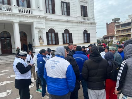 Los trabajadores fueron al municipio de Azul para encontrar una respuesta de parte del intendente