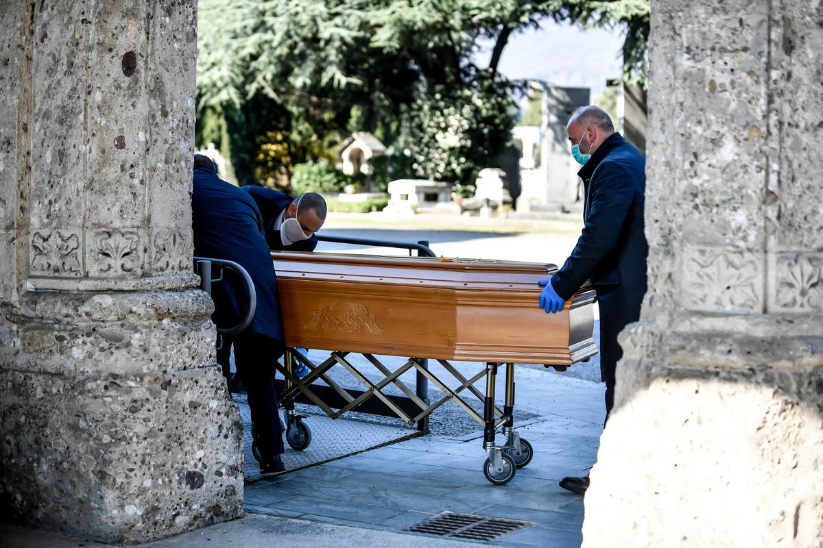 Los trabajadores funerarios de un cementerio de Roma, protegidos mientras brindan sus servicios