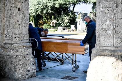 Los trabajadores funerarios de un cementerio de Roma, protegidos mientras brindan sus servicios