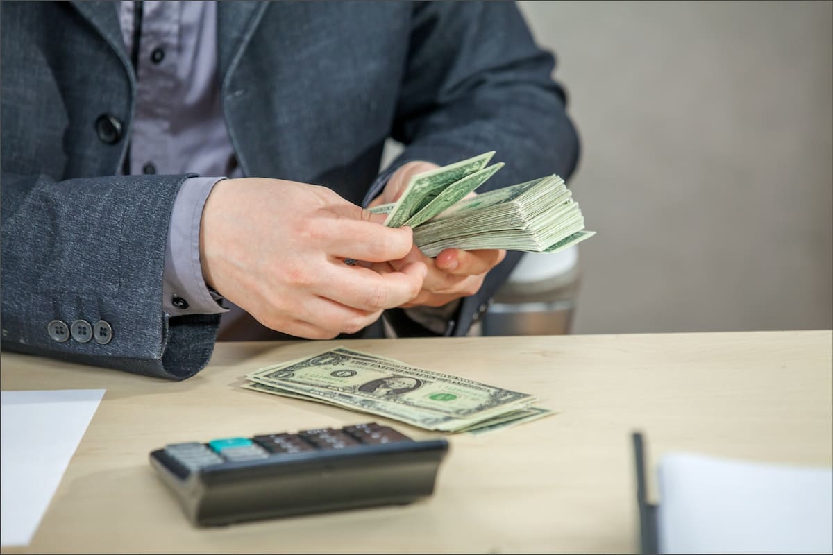 Los trabajadores ganarán más dinero por hora a partir del 1° de enero de 2026 en Arizona