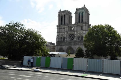 Los trabajadores instalaron cercas alrededor de la catedral de Notre Dame, en París
