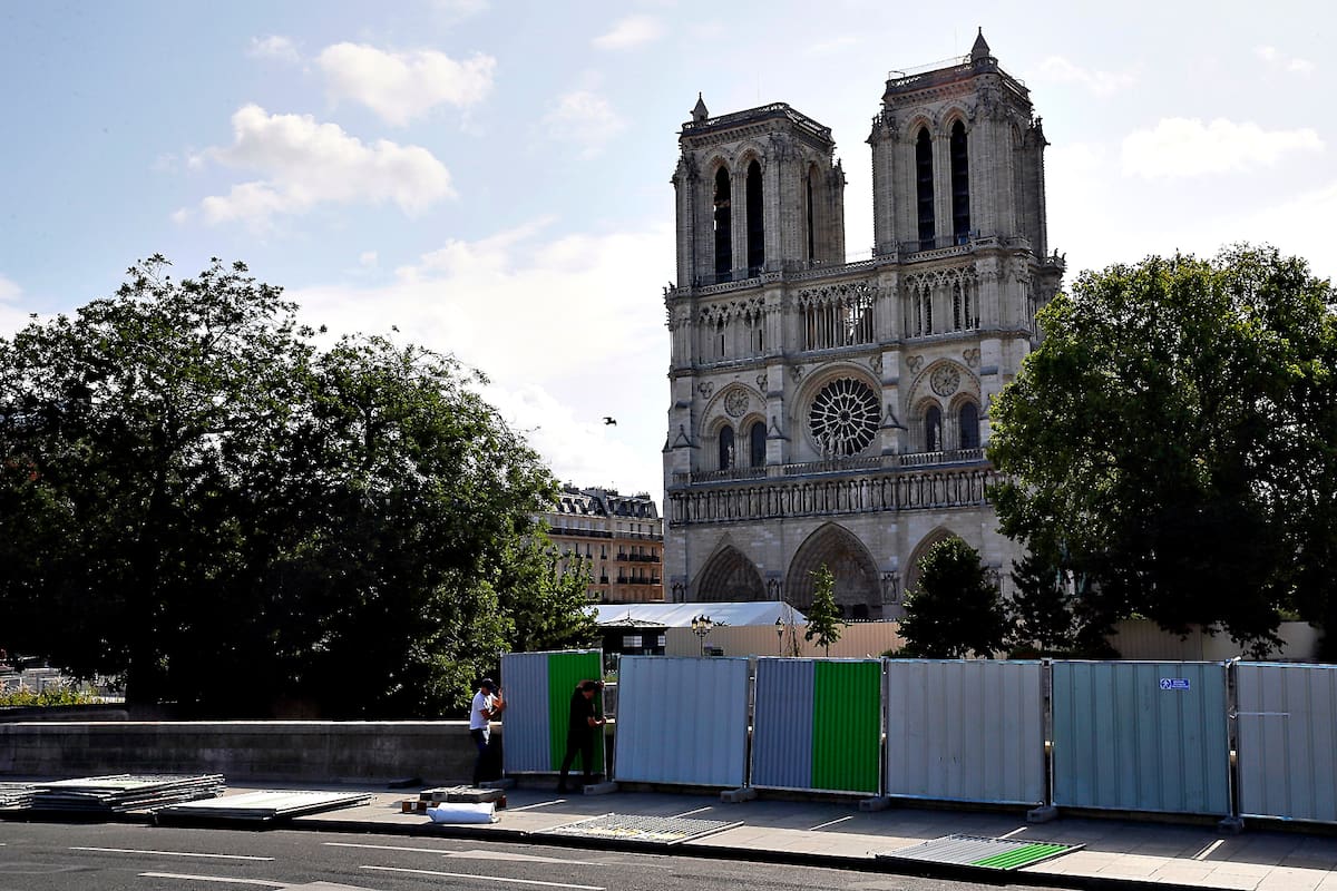 Los trabajadores instalan vallas alrededor de la catedral de Notre Dame
