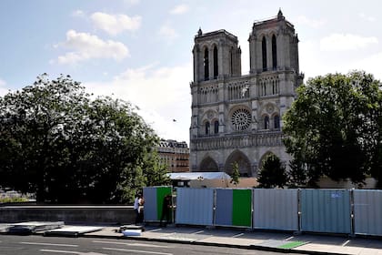 Los trabajadores instalan vallas alrededor de la catedral de Notre Dame