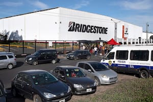 Los trabajadores la empresa Bridgestone realizan un acampe frente a la planta de neumáticos