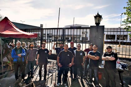 Los trabajadores la empresa Bridgestone realizan un acampe frente a la planta de neumáticos