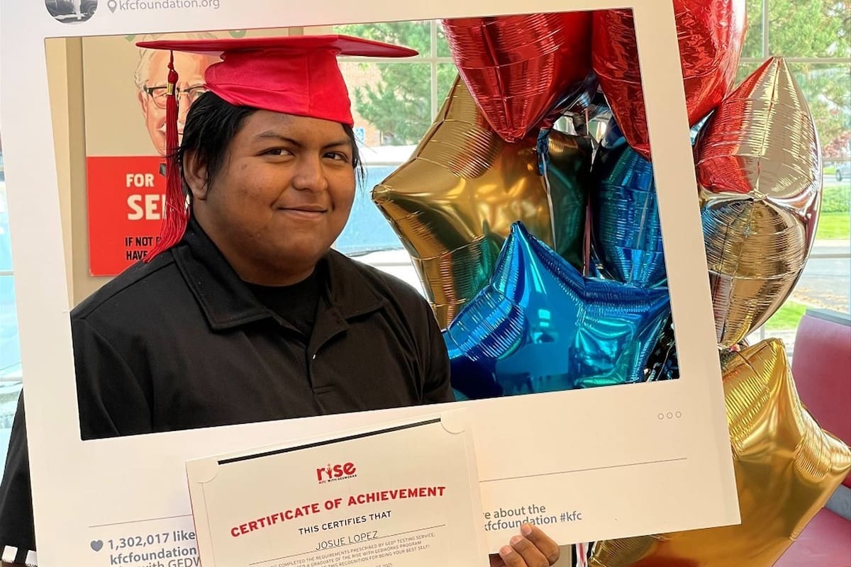 Los trabajadores latinos estarán entre los más beneficiados por el programa de educación superior que impulsa la cadena de comida rápida KFC, en EE.UU.