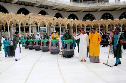 Los trabajadores limpian la Gran Mezquita de La Meca (al-Masjid al-aram), el lugar más sagrado del Islam que generalmente está abarrotado de fieles. Las autoridades de Arabia Saudita anunciaron que la Mezquita será desinfectada cuatro veces al día para garantizar la seguridad de su gente en medio de