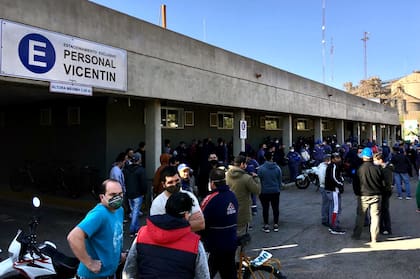 Los trabajadores llegan a la planta de Vicentin