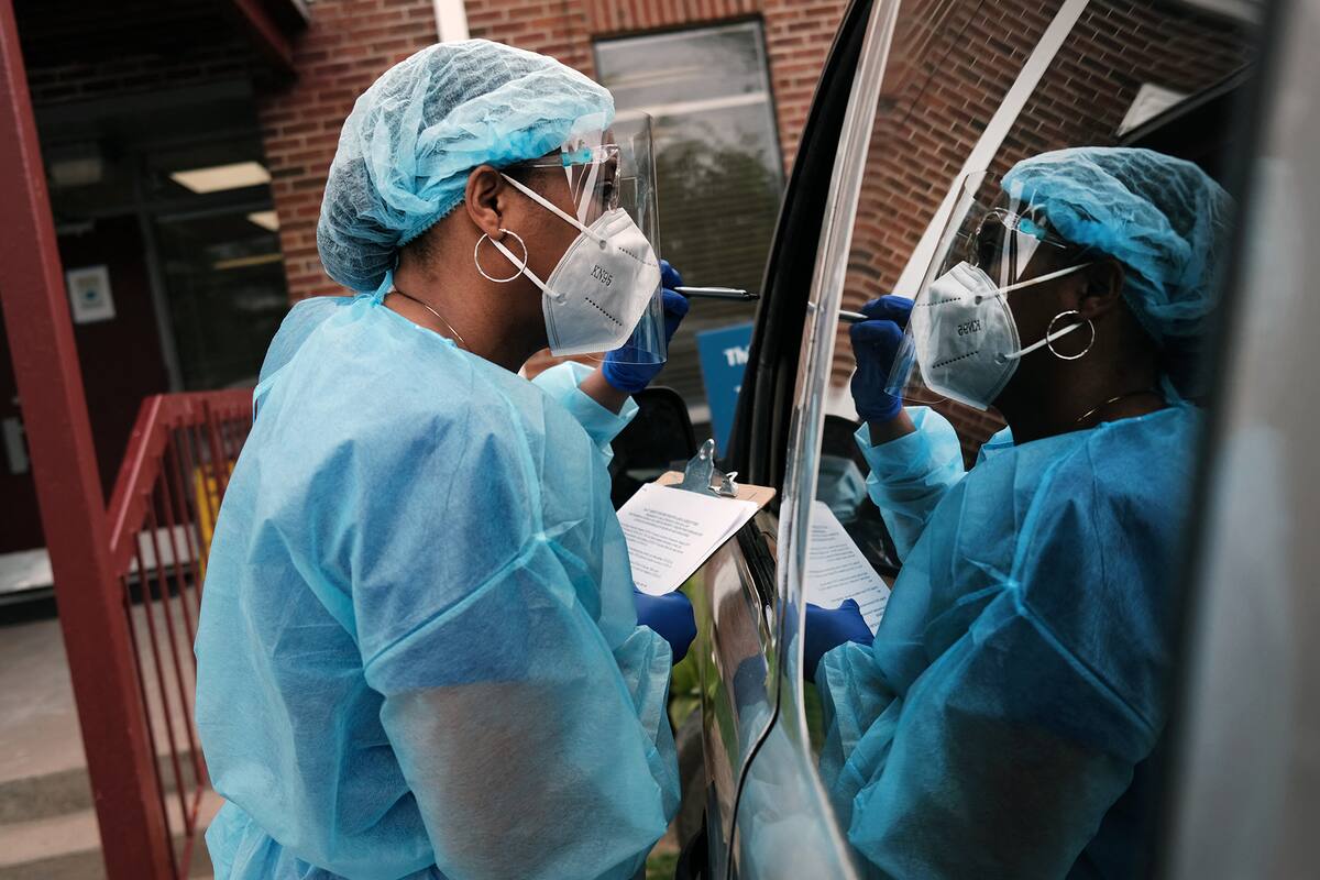 Los trabajadores médicos del Delta Health Center se preparan para vacunar a las personas en una clínica de vacunación emergente en una comunidad rural del Delta el 29 de abril de 2021 en Leland, Mississippi