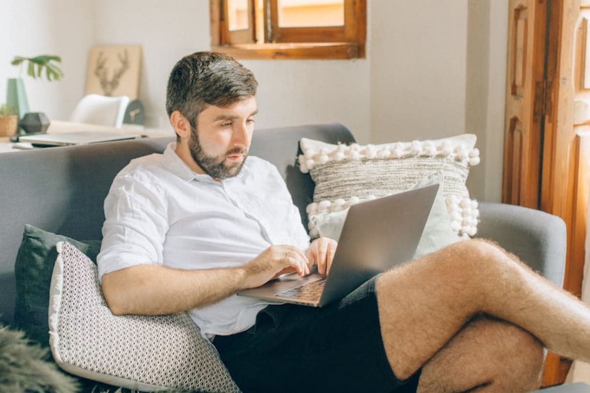 Los trabajadores que no salen de su casa presentarán problemas de salud serios para 2100, de acuerdo con la compañía Furniture At Work (Foto Pexels)