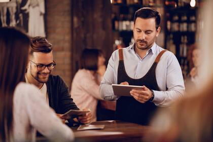 Los trabajadores que reciben propinas en Chicago cuentan con un sueldo base diferente