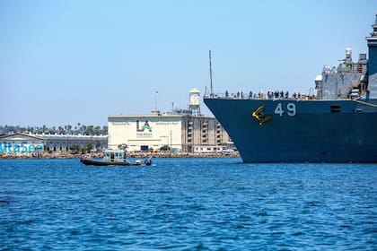 Los trabajadores que se desempeñan en los puertos del sur de California ven afectados sus salarios y empleos