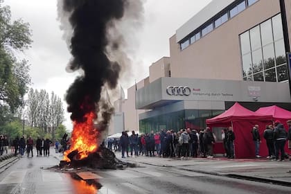 Los trabajadores quemaron neumáticos en el ingreso a la planta (captura de video)