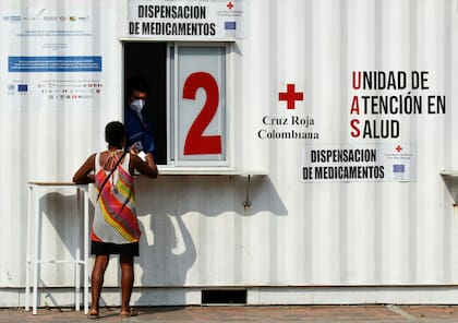 Los trabajadores sanitarios colombianos se protegen con barbijos en la frontera con Venezuela