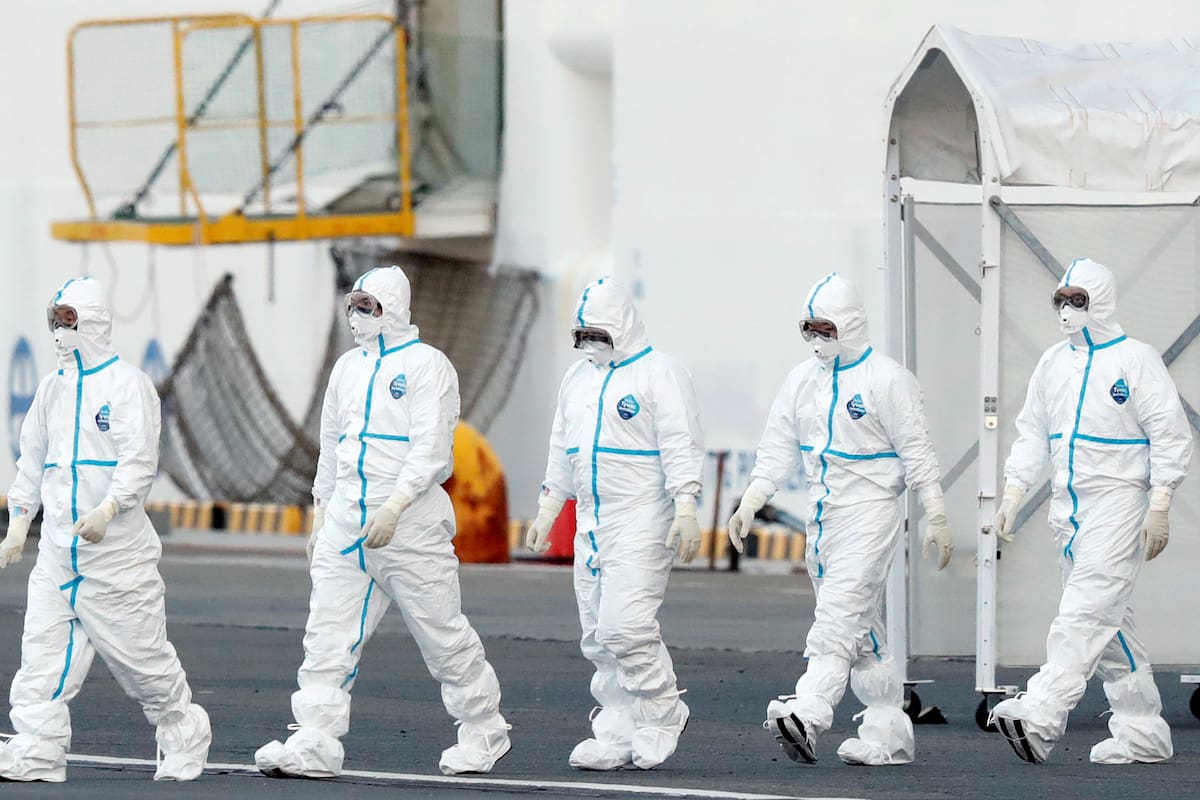 Los trabajadores sanitarios se preparan para transferir a los pasajeros del Diamond Princess que dieron positivo por el nuevo coronavirus
